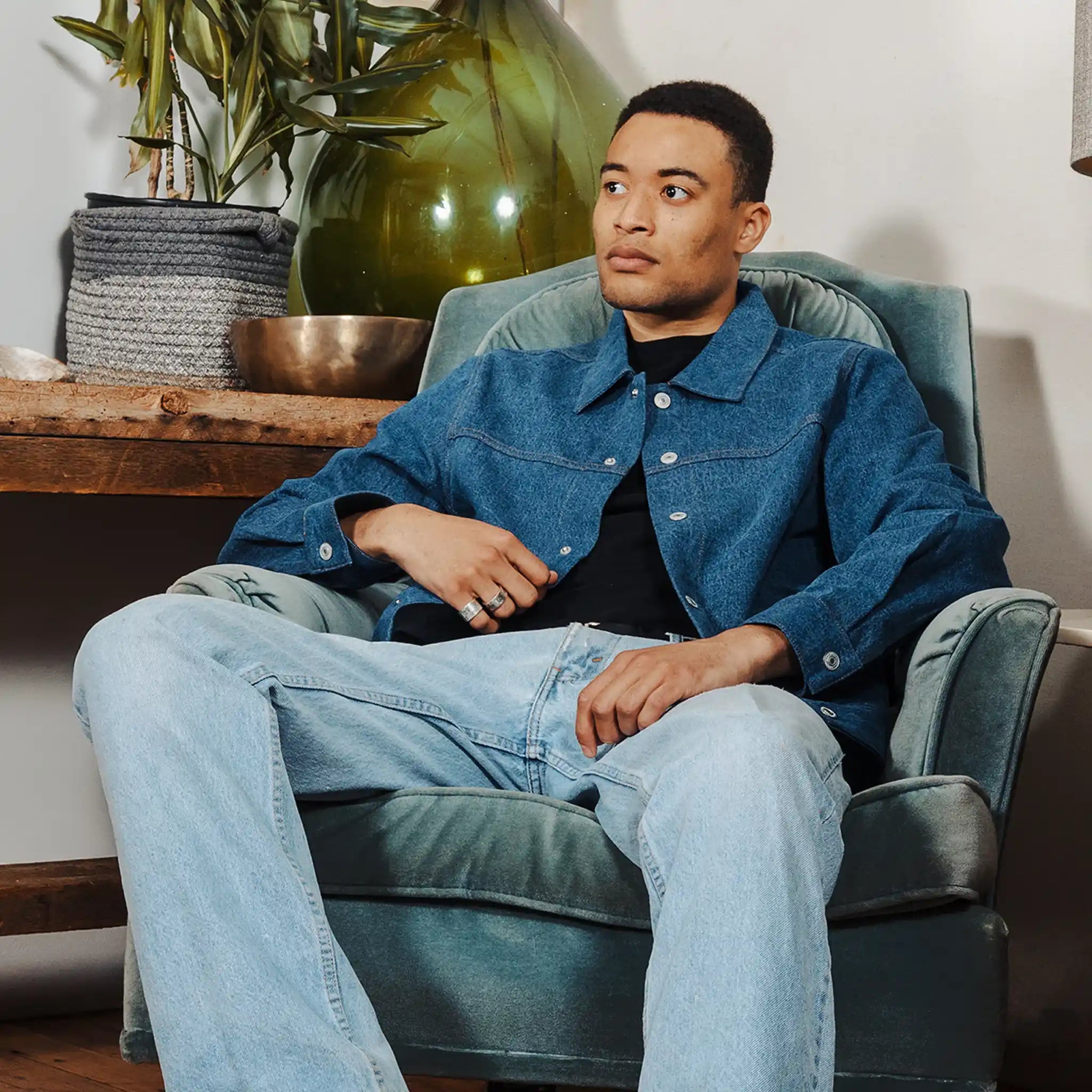 Jahlain (6'1) is wearing S.