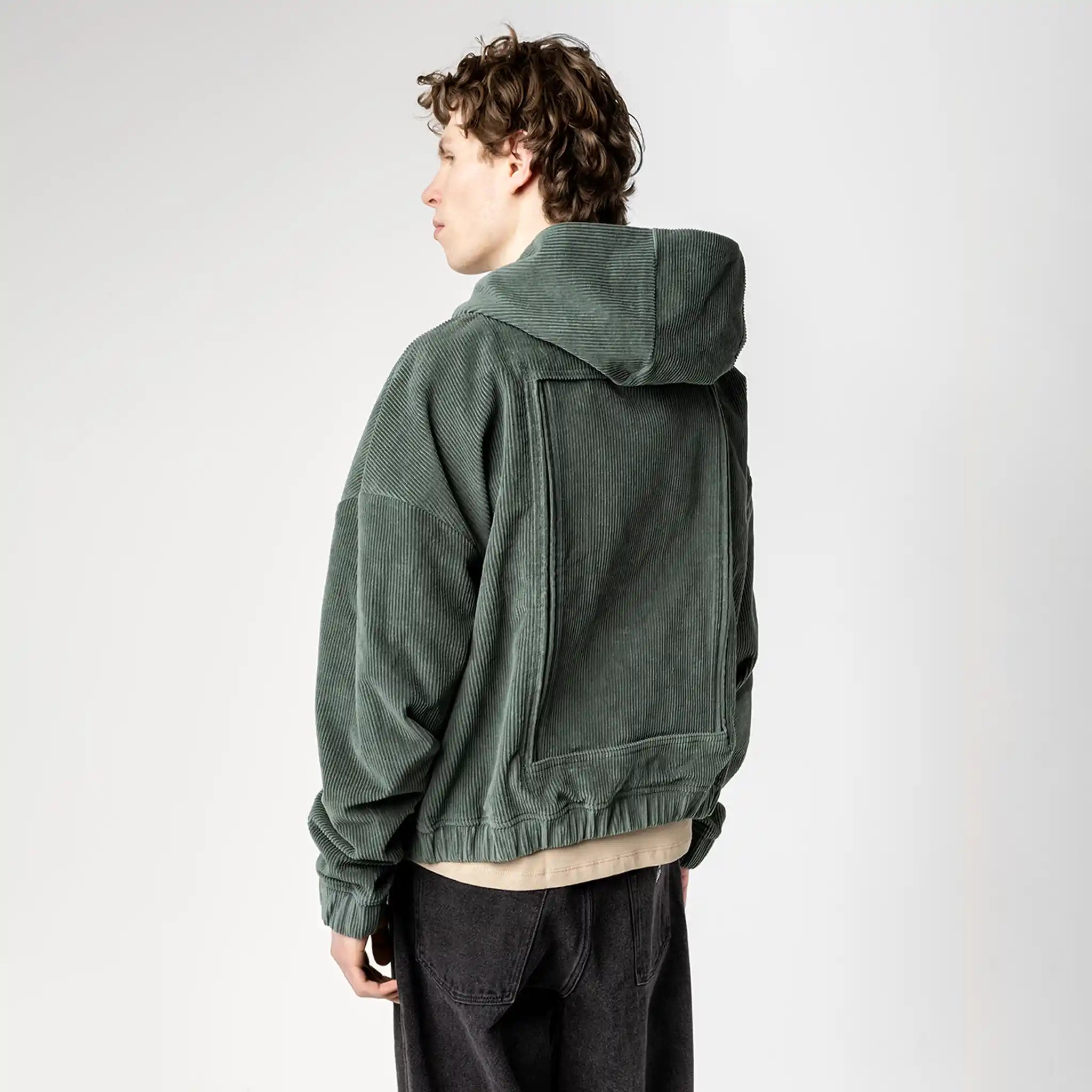 Keiran (6'1) is wearing M.