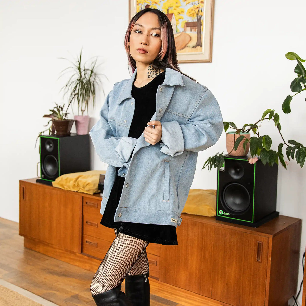 Lotus (5') is wearing S for an oversize look.