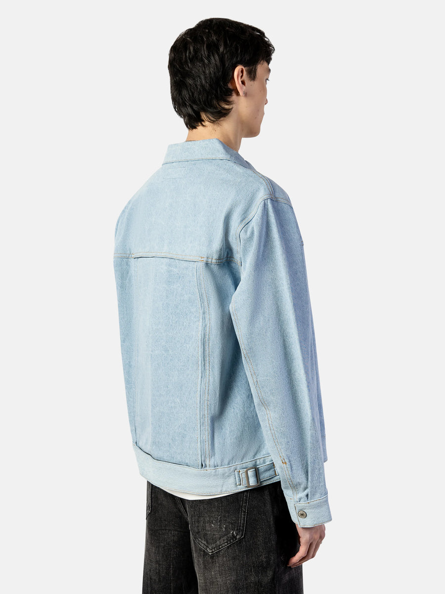 Wes (6'1) is wearing M.