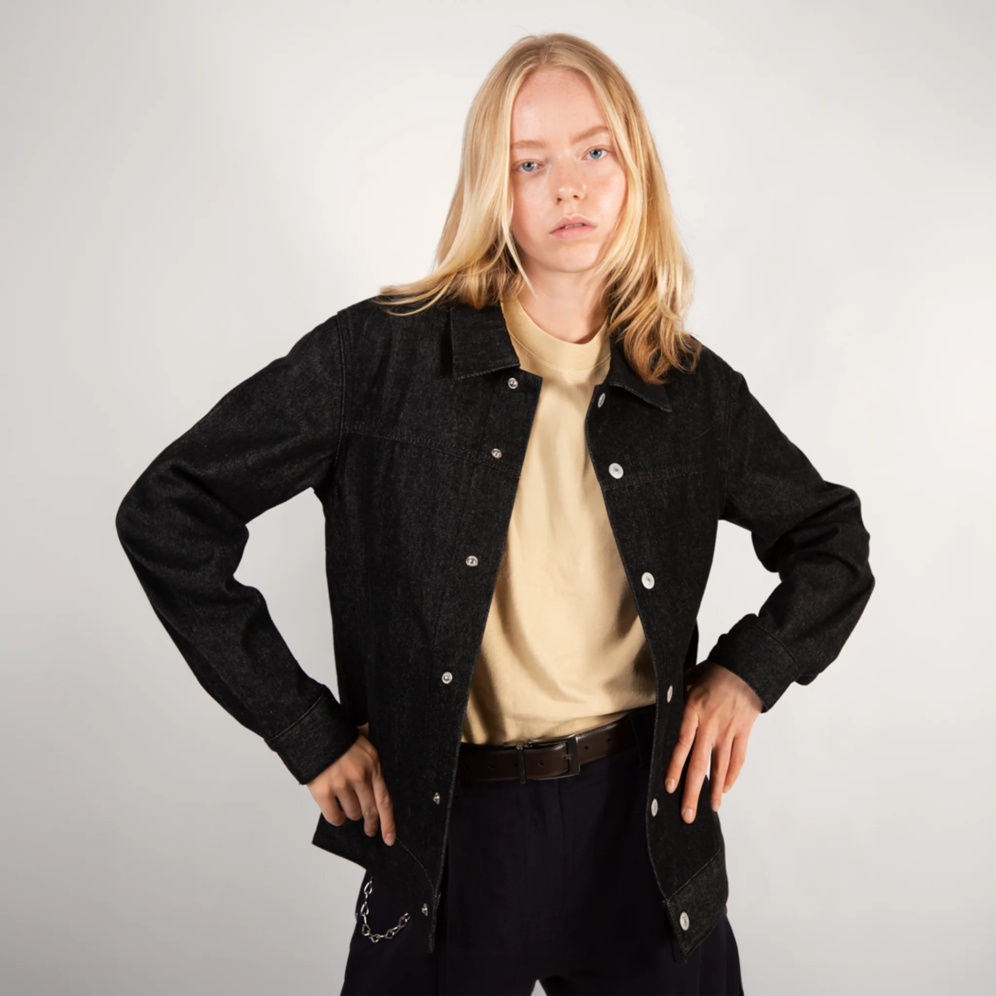 Nicole (6') is wearing XS.