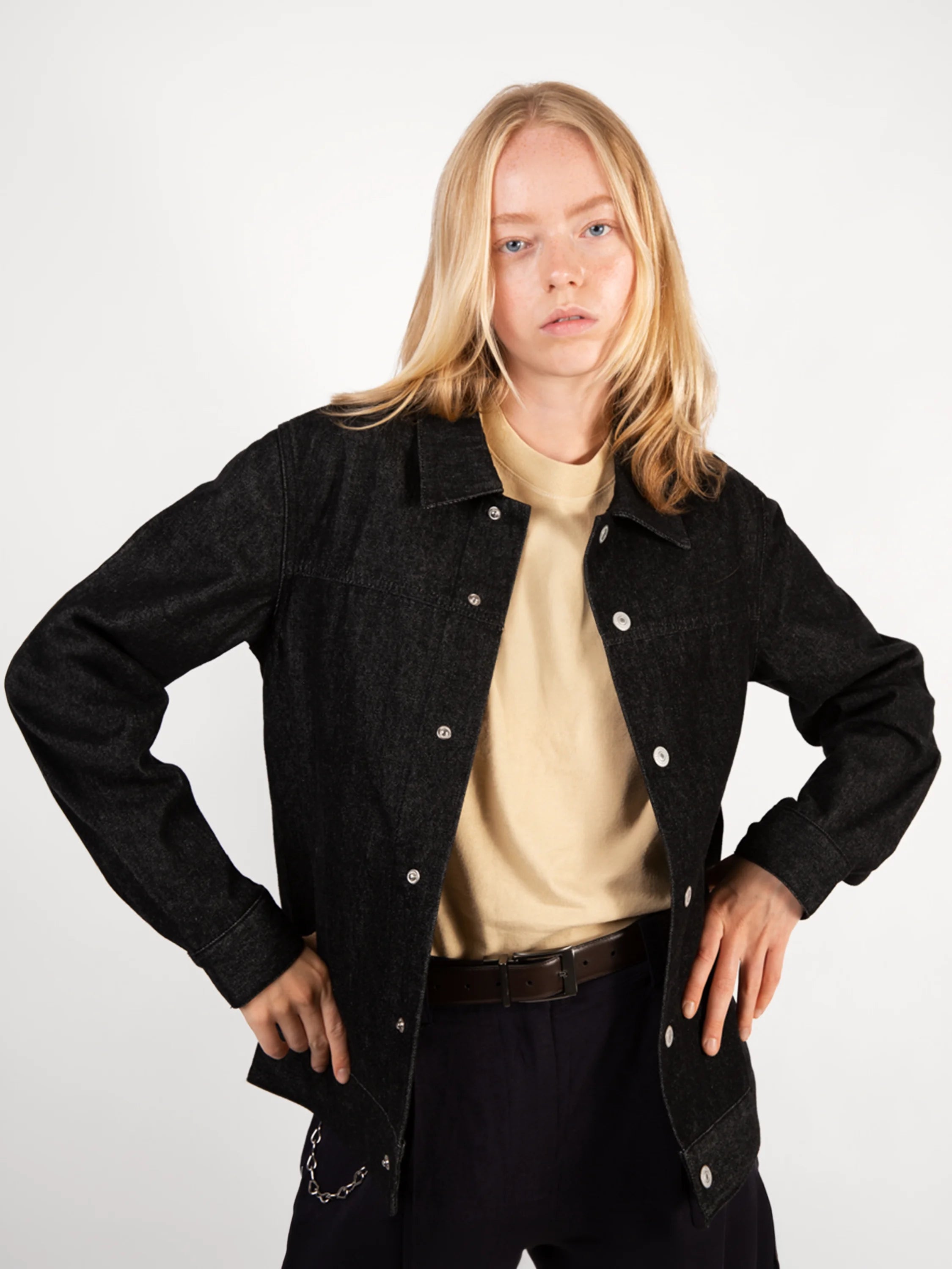 Nicole (6') is wearing XS.