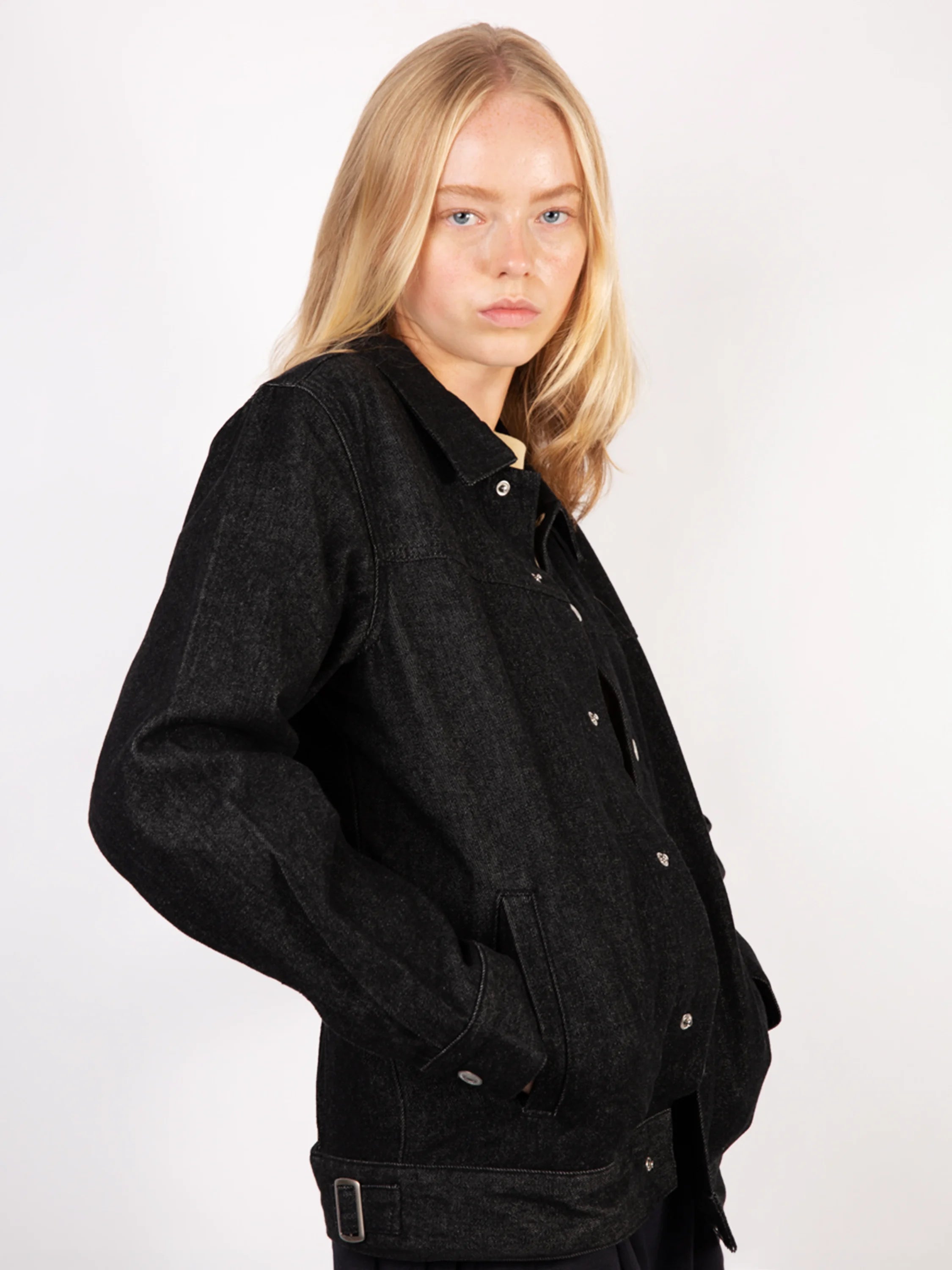 Nicole (6') is wearing XS.