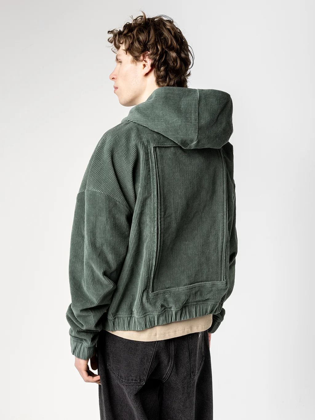 Keiran (6'1) is wearing M.